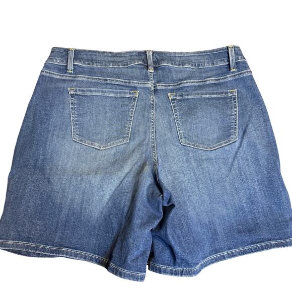 Lane Bryant Distressed Denim Shorts, Medium Wash Stretch, Women's Plus Size 18W - Picture 2 of 3